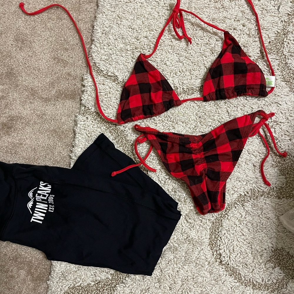 Twin peaks bikini and crop yoga pants